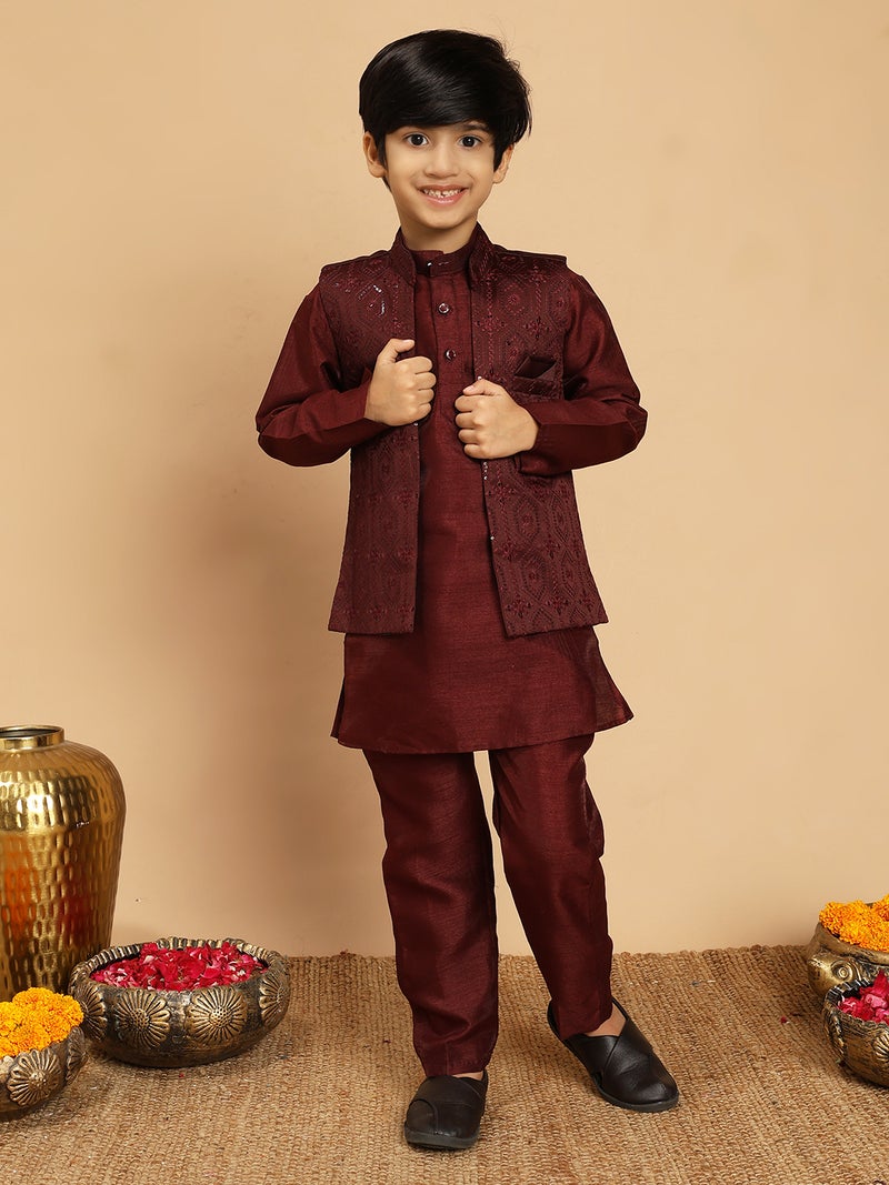 طقم كورتا وشال وبنطلون للأولاد باللون النبيذي